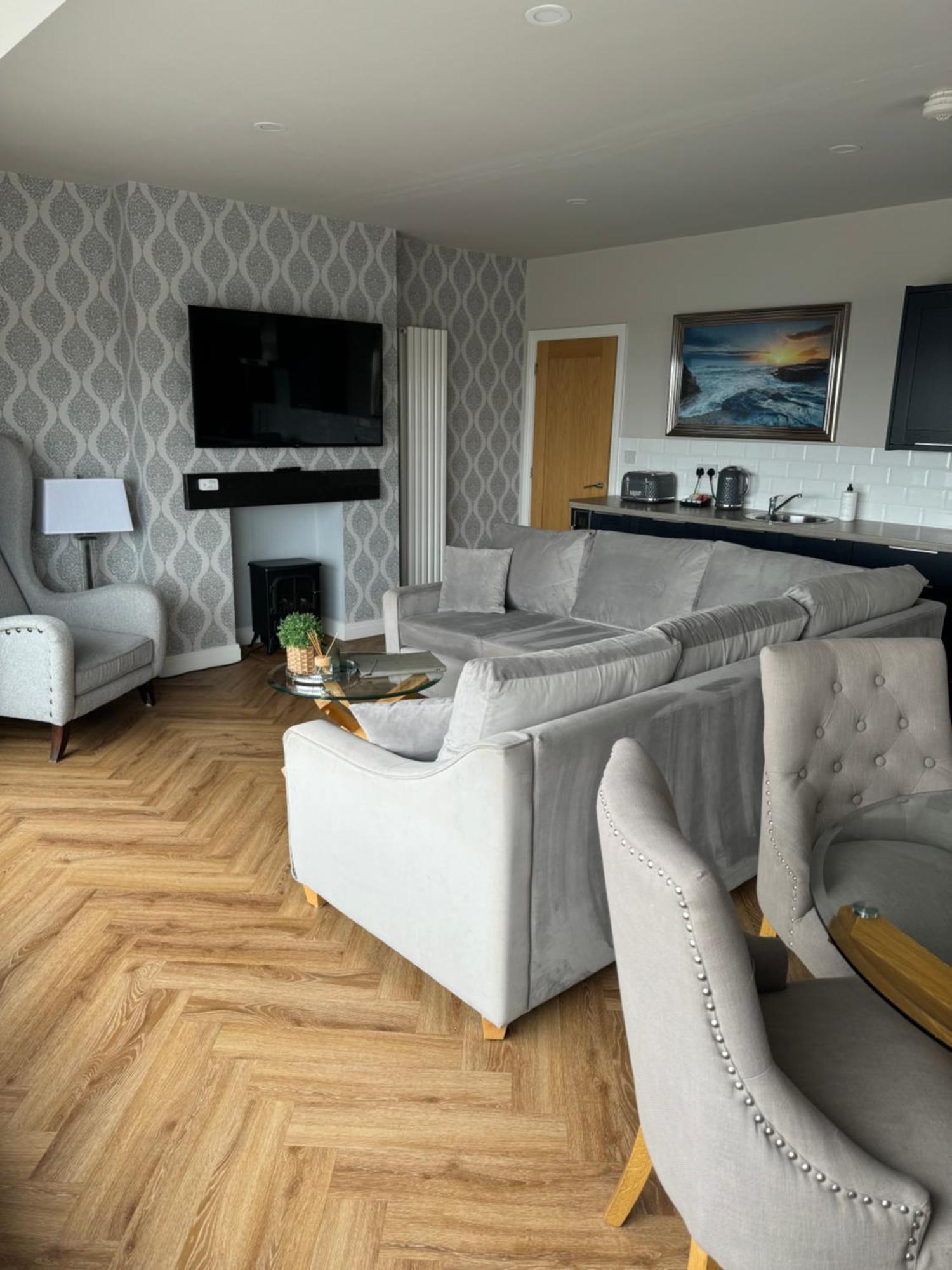 Beach House Apartment On Ground Floor With Sea View - Pet Friendly كليفليز المظهر الخارجي الصورة